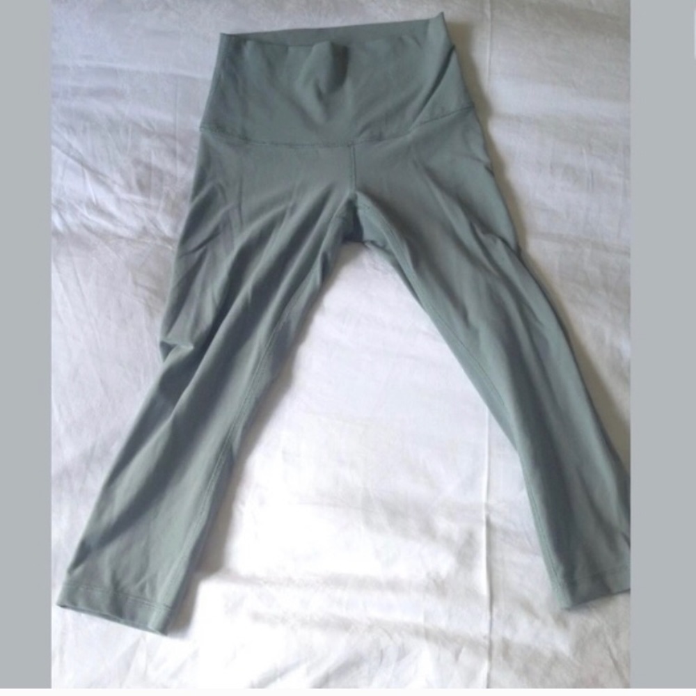 Lululemon crop leggings size 6